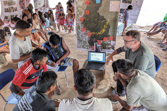 Pesquisadores Panará em trabalho de campo ao lado de cientistas da Universidade Federal do Pará (UFPA) e outras instituições: unidos, nativos e acadêmicos somam conhecimentos, tecnologias e monitoramento para proteger a biodiversidade e fortalecer a governança do território.
