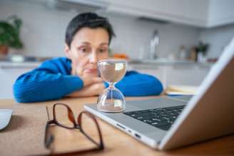 "O ótimo é inimigo do bom": a preocupação de que nosso trabalho não fique perfeito e o temor de críticas são alguns dos motivos mais comuns que nos levam a adiar a realização de tarefas e projetos. DimaBerlin/Shutterstock