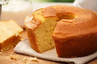 Bolo de fubá com coco sem glúten.