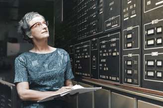A Dra. Nancy Grace Roman no Centro de Vôos Espaciais Goddard da Nasa por volta de 1972: ela enfrentou a discriminação e foi uma das principais defensoras do investimento no Telescópio Espacial Hubble, sendo uma das principais arquitetas da era dos observatórios espaciais na Astronomia Nasa/Esa, CC BY