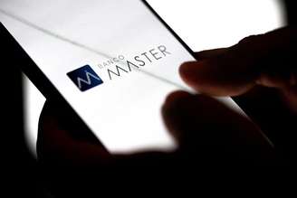 Tela de celular mostra logo do Banco Master