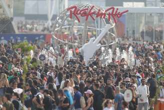 Movimentação do público na Cidade do Rock, durante o Rock in Rio 2024