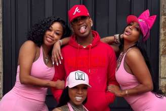 Cantor Ne-Yo posa com suas três esposas