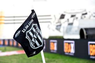 Bandeirinha com o escudo da Ponte Preta no Estádio Moisés Lucarelli, em Campinas