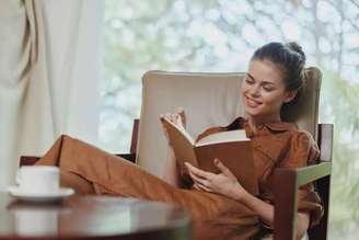 Livros podem oferecer diferentes perspectivas para compreender as emoções e valorizar a vida