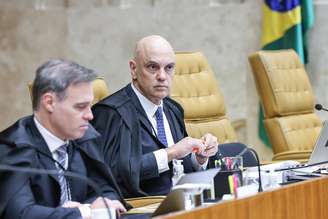 Moraes e Mendonça aparecem lado a lado em primeira sessão do STF após divulgação de mensagens com Vorcaro