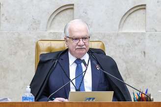 Fachin ‘pula’ André Mendonça em ordem de cumprimentos aos colegas do STF, mas se corrige