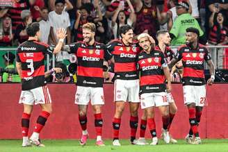 Arrascaeta, do Flamengo, comemora gol ao lado de seus companheiros, contra o Cruzeiro, pela Libertadores.