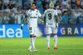 Neymar Jr. e Gabigol, ambos do Santos, durante partida contra o Macará pela Libertadores. 