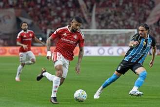 Paulinho, do Internacional, disputa a bola com Filip Krovinovic, do Grêmio, pela Copa do Brasil.