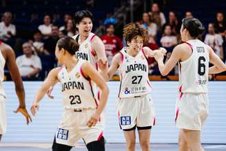 Saki Hayashi, camisa 27 do Japão feminino, comemora com companheiras de seleção durante partida contra Mali pela Copa do Mundo de Basquete Feminino - 