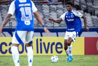 Zagueiro deixou o clássico contra o Atlético ainda no primeiro tempo –