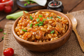 Feijão-jalo com carne e tomate