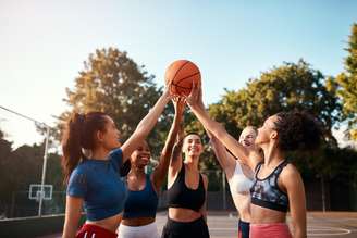 Começar a praticar esportes ajuda a prolongar o detox digital: foco em experiências sensoriais e vida social mais ativa