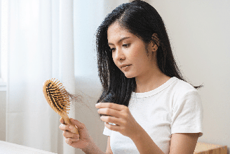 Estresse, doenças, emagrecimento e alterações hormonais são algumas situações que podem provocar uma queda intensa dos fios
