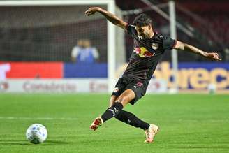 Juninho Capixaba, do Red Bull Bragantino, durante partida contra o São Paulo pelo Brasileirão. 