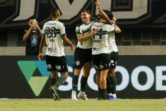 Jogadores do Coritiba comemoram gol da vitória contra o Remo pelo Brasileirão. 
