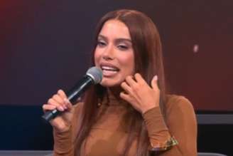 Anitta atuando como conselheira durante o Estrelas da Casa