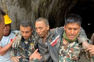 Trabalhador chinês é resgatado de tunel no Nepal, dez dias após enchentes e deslizamentos.