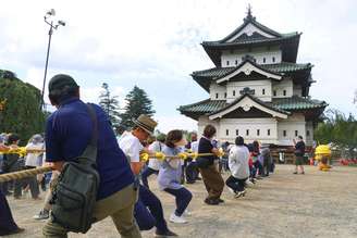 O Japão precisava mover um castelo de 360 ​​toneladas e decidiu não desmontá-lo. 1.800 pessoas o puxaram usando cordas e roletes.