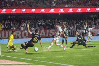 Luciano marca gol pelo São Paulo contra o Atlético-MG, no Brasileirão.