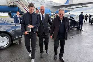 Dmitriev (centro) recebe Kushner (esquerda) e Witkoff (direita) em aeroporto russo