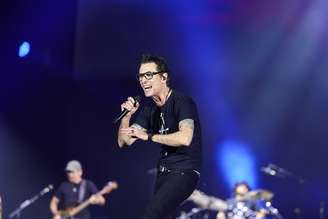 Capital Inicial dedica música para Vorcaro e ministros do STF no Rock in Rio