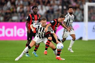 Teun Koopmeiners, da Juventus, e Luka Modric, do Milan, durante disputa de bola 