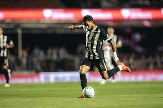 Renan Lodi em partida contra o São Paulo. 