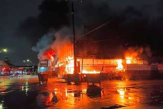 Incêndio atingiu galpão da Ceagesp na noite de sábado, 5, e prosseguiu até a manhã de domingo, 6