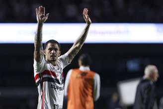 Luciano acena para os torcedores após vitória do São Paulo contra o Atlético-MG, pela 26ª rodada do Campeonato Brasileiro de 2026 - 