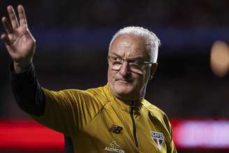 Dorival Júnior acena para a torcida após a vitória do São Paulo contra o Atlético-MG, no Morumbis, pelo Campeonato Brasileiro - 