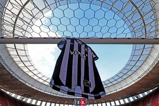 Camisa do Botafogo pendurada no travessão 
