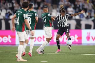 Danilo e Marlon Freitas durante o empate sem gols entre Botafogo e Palmeiras 