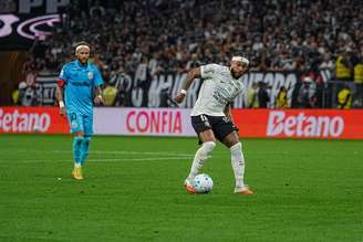 Memphis Depay, do Corinthians, durante partida contra o Santos pelo Brasileirão. 