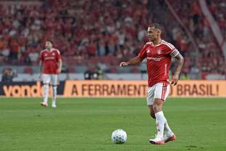 Alan Patrick, do Internacional, durante partida contra o Grêmio pela Copa do Brasil. 