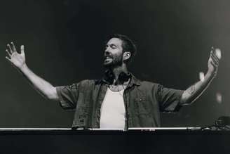 Calvin Harris faz história no Rock in Rio 2026 como primeiro DJ headliner do Palco Mundo, com hits, funk brasileiro e uma rave sob a chuva.