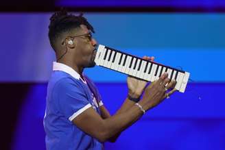 Jon Batiste faz apresentação no Rock in Rio e dedilha melodia de "Chega de Saudade"