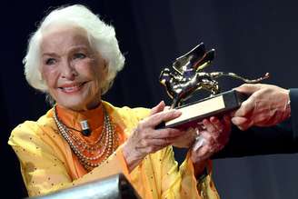 Ellen Burstyn com o Leão de Ouro pelo conjunto de sua carreira
