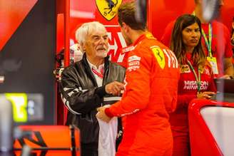 Bernie Eccleston cumprimenta Sebastian Vettel durante o GP do Brasil de 2019.