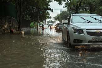 SAO PAULO - SP / CIDADES METROPOLE OE / CHUVA / ALAGAMENTO / Av. Pompeia altura do cruzamento com a R. Venancio Aires na zona oeste de Sao Paulo, alagada por  causa de forte chuva que atinge a cidade - FOTO - DANIEL TEIXEIRA / ESTADAO