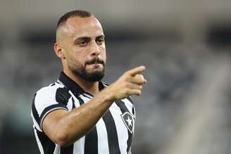 Arthur Cabral chegou no meio da temporada passada e agora pode deixar o clube –