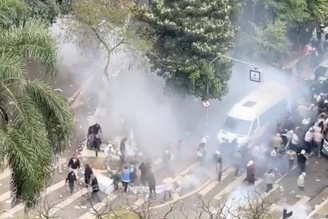 PM usou  bombas de gás lacrimogêneo contra um grupo de manifestantes