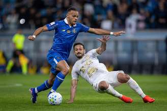 Martin Braithwaite, do Grêmio, disputa a bola com Yago Rocha, da Chapecoense, pelo Brasileirão. 