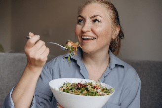 Manter uma alimentação variada, sono adequado, hidratação e atividade física regular ajuda o organismo a responder melhor às infecções