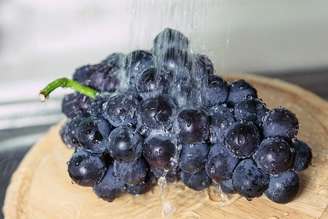 como lavar uvas.