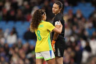 Lorena, goleira da Seleção Brasileira Feminina, recebe a faixa de capitã de Angelina durante amistoso contra a Inglaterra, em outubro de 2025 - 
