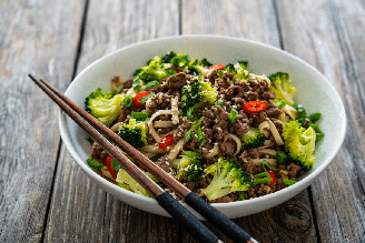 Macarrão com carne moída e brócolis