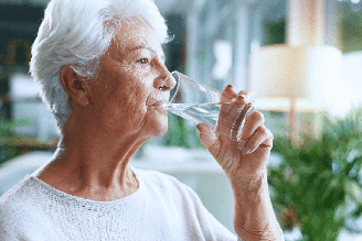 Pequenas mudanças na rotina podem facilitar a ingestão de líquidos e ajudar a prevenir a desidratação