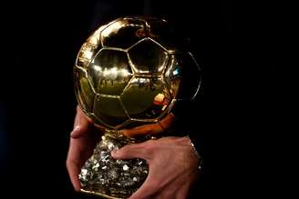 Foto da Bola de Ouro nas mãos de Rodri, à época no Manchester City, em 2024 - 